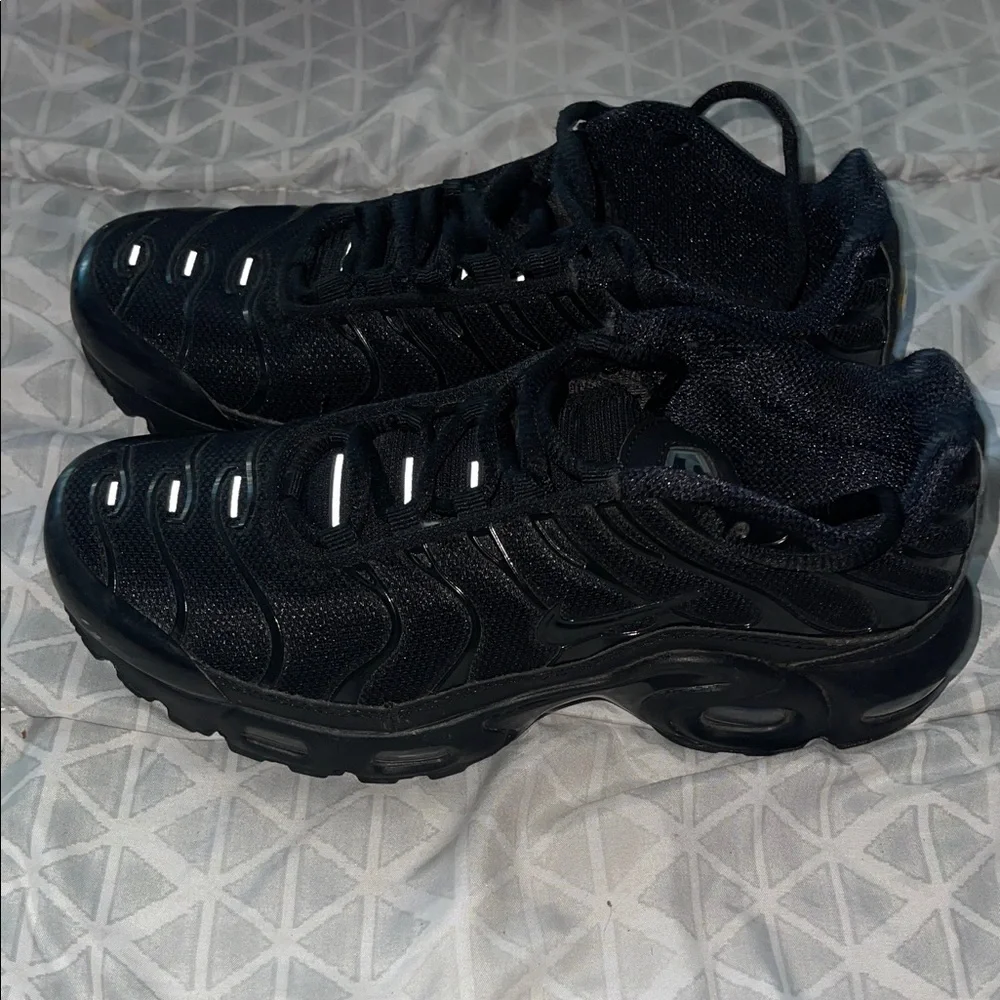 Sleek Black Sports Sneakers - Picture 2 of 6